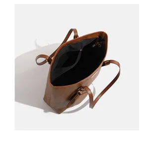 Braune Monogramm Tote Tasche für Damen, große Umhängetasche mit Doppelriemen und Reißverschluss.