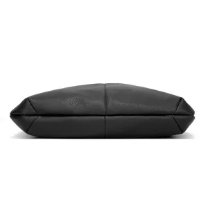Detailansicht des Bodens einer schwarzen weichen Ledertasche, minimalistische Damentasche.