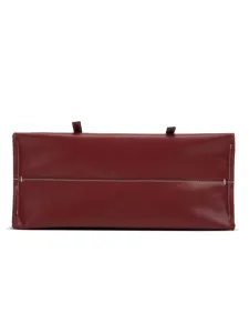 Sac à bandoulière en cuir marron foncé avec coutures blanches contrastées pour femmes.