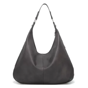 Nahaufnahme der dunkelgrauen weichen Leder-Hobo-Schultertasche mit feiner Textur und Beschlägen.
