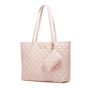 Vue détaillée du cabas matelassé rose, sac bandoulière élégant avec petite pochette assortie.