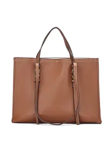 Vue de détail d'un sac cabas en cuir marron avec coutures contrastées et doubles poignées.