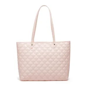 Vue detaillee du sac cabas rose matelasse avec texture en cuir PU doux et belles coutures.