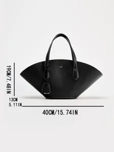 Élégant sac à main en cuir noir avec forme d'éventail unique et élégantes surpiqûres blanches.