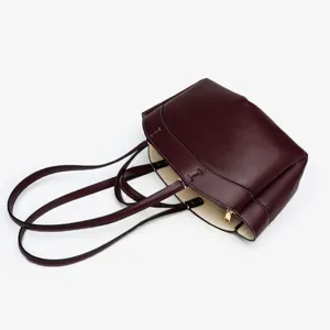 Sac cabas classique en cuir marron, grand sac porté épaule et sac à main élégant pour le travail.