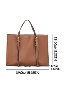 Détail de sac cabas en cuir PU marron avec coutures contrastées et anneaux.