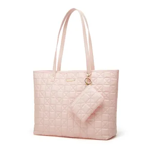 Sac cabas matelassé rose avec pochette assortie, sac épaule femme décontracté détail.