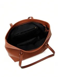 Vista detallada del bolso de hombro para mujer de cuero marron con forro interior negro.