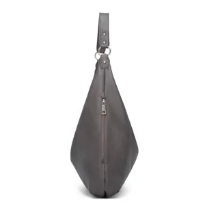 Nahaufnahme der weichen Ledertasche mit vertikaler Reißverschlusstasche und robusten Riemendetails.