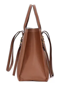 Grand sac cabas épaule marron foncé avec double poignée supérieure et lanières latérales.
