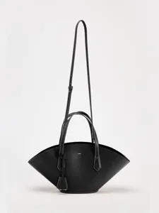 Sac à bandoulière en cuir noir avec coutures contrastées, forme d'éventail unique et élégant.