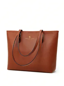 Detalle del bolso tote de cuero marrón con textura fina, correas dobles y logotipo dorado.