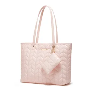 Détail de cabas matelassé rose, grand sac porté épaule avec petite pochette monnaie assortie.