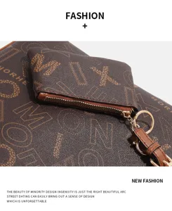 Braune Monogramm Umhängetasche mit passender Mini-Tasche und stilvollem Kettenzubehör.