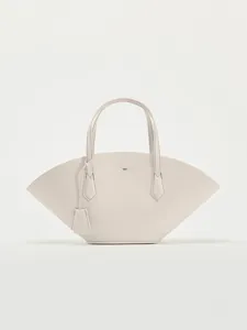 Détail de sac à main crème minimaliste, design en éventail unique avec anses élégantes.