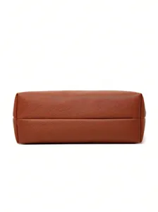 Vista detallada del fondo del bolso marrón, diseño minimalista clásico para bolsos grandes.