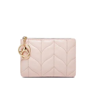 Porte-monnaie matelassé rose avec porte-clés doré, petit étui zippé pratique au quotidien.
