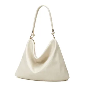 Detailansicht der beigen Schultertasche aus weichem Leder mit hochwertiger Textur und Design.