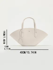 Sac à main en éventail minimaliste en détail, montrant les dimensions exactes et élégantes.