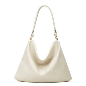 Detailansicht einer stilvollen, beigen Schultertasche aus weichem Leder mit elegantem Design.