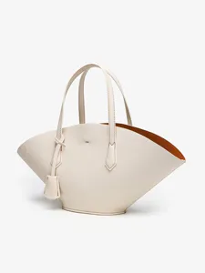 Détail de sac à main en cuir évasé beige minimaliste, cabas design unique en forme d'éventail.