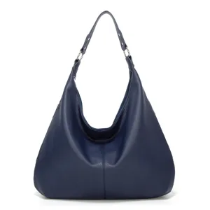 Detailansicht der eleganten blauen Hobo-Umhängetasche aus weichem Leder mit stabilen Metallringen.