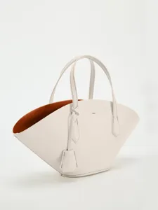 Élégant sac cabas femme blanc crème, sac à main en cuir design éventail minimaliste.