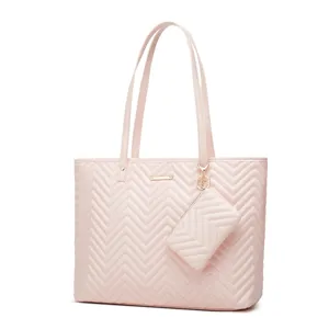 Detail gros-plan du sac cabas rose matelassé avec pochette assortie et motif chevron chic.