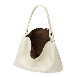 Detailansicht des Innenfutters und Reißverschlusses der weichen weißen Handtasche.