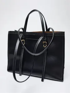 Sac cabas en cuir noir avec coutures contrastées et bandoulière pour femmes au bureau.