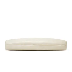 Weiche Leder Clutch Tasche Detailansicht, minimalistisches cremeweißes Design für den Alltag.