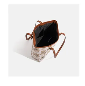Große Schultertasche mit braunen Griffen und süßem Bärenmuster für modebewusste Damen.