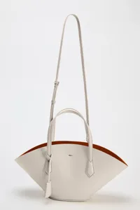 Sac cabas minimaliste en cuir clair avec intérieur marron et bandoulière pour les femmes.