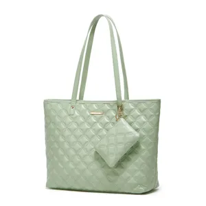 Details de beau sac cabas matelasse avec texture en cuir PU souple, motif losanges et mini pochette.