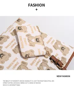 Elegante bedruckte Umhängetasche mit passender Tasche, hochwertiges Material und Design.