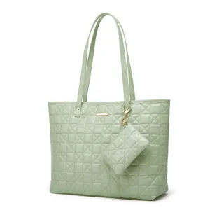 Sac cabas matelassé vert clair avec pochette assortie, sac à épaule élégant et minimaliste.