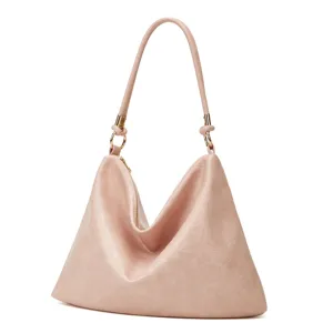 Detailansicht der weichen Kunstledertasche in Rosa mit Reißverschluss und feiner Textur.