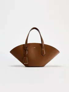Vue détaillée du sac à main en cuir marron avec ailes en éventail et coutures soignées.