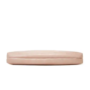 Detailansicht der rosa Soft-Leder-Clutch, die feine Textur und das flache Profil zeigend.