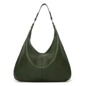 Detailansicht der dunkelgrünen Leder-Hobo-Tasche mit weicher Textur und edlem Metallringgurt.