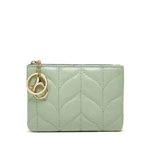 Porte-monnaie matelassé vert clair avec fermeture éclair dorée et anneau de clés.