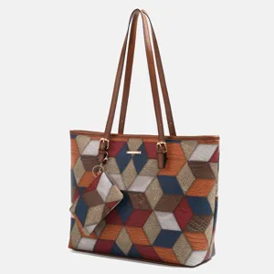 Detailansicht der geometrischen Patchwork Damen Shopper Tasche mit Etui und braunen Henkeln.