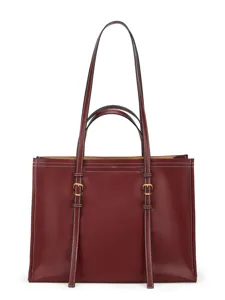 Sac cabas en cuir bordeaux avec double poignées et boucles métalliques, sac élégant.