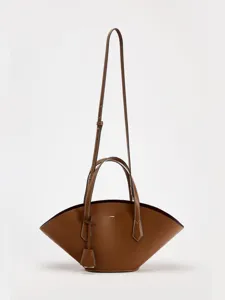 Élégant sac cabas en cuir marron minimaliste avec une forme évasée et bandoulière chic.