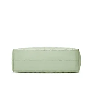 Gros plan sur le fond plat d un sac cabas matelassé de couleur vert clair détail vue.