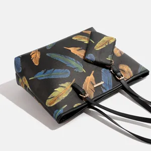 Schicke Tragetasche mit Federprint und Pouch, schwarze PU Leder Umhängetasche für Damen.
