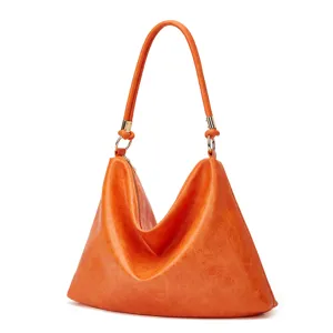 Oranger Shopper aus weichem Leder mit slouchy Design und goldenen Metalldetails.