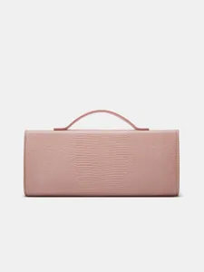 Elegante roze avondtas met steenstructuur detailweergave, stijlvolle baguette handtas.