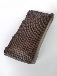 Bolso de mano tipo sobre en cuero trenzado marrón oscuro detalle, diseño artesanal chic.