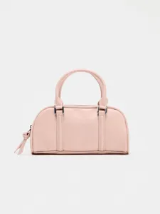 Detailansicht der rosa Leder Boston Handtasche, mit weicher Textur und Metallbeschlägen.